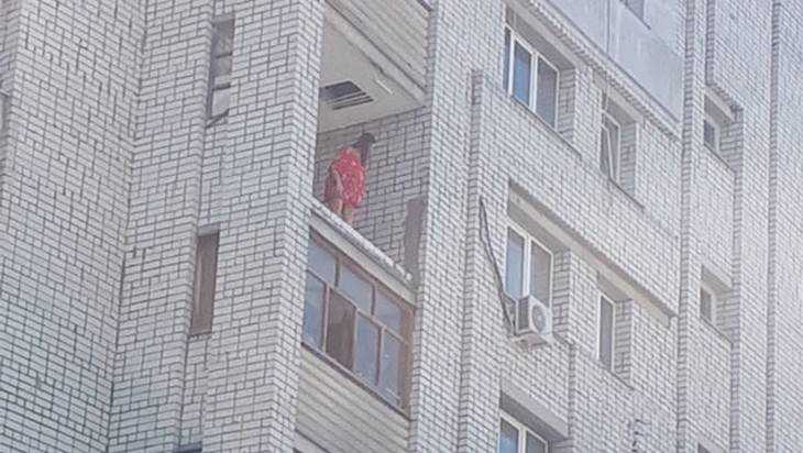 В Брянске девушка устроила странные танцы на балконе могоэтажки