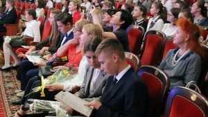 В Брянске талантливым школьникам и педагогам вручили стипендии