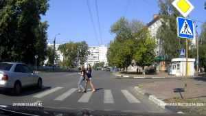 Лихач в Брянске едва не сбил девушек на пешеходном переходе