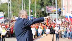 В выступлении на площади Партизан Жириновский назвал Брянск красавцем