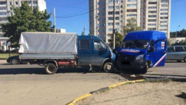 В Брянске торопливый водитель «Почты России» спровоцировал ДТП