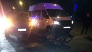В Брянске пьяный скутерист протаранил два автомобиля и микроавтобус