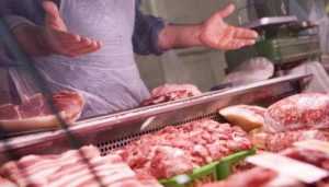 В двух брянских магазинах обнаружили 60 кг опасного мяса и сала