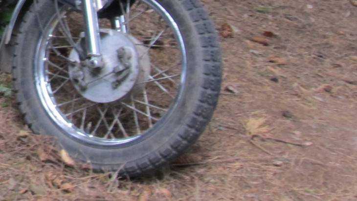 В Карачеве в ДТП сломал ногу пожилой мотоциклист