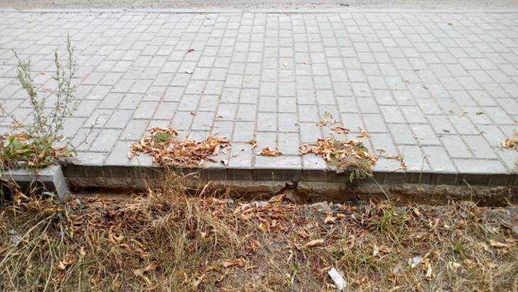 В Клинцах похитили тротуарный бордюр