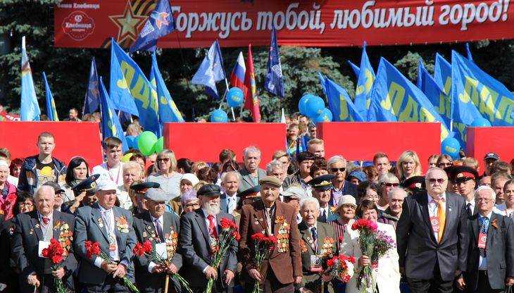Гостей восхитило празднование 75-летия освобождения Брянска