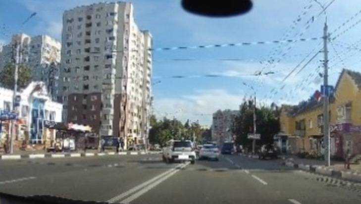 В Брянске водителя наказали за гонки по встречке и проезд на «красный»