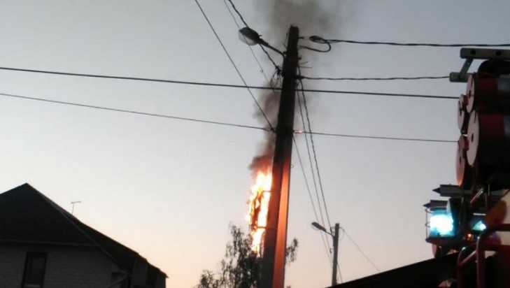 В Брянске сняли видео горевшего столба с проводами