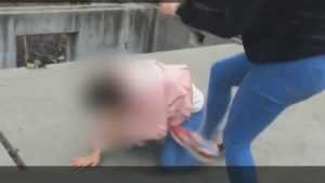 Подростки сняли видео жестокого избиения школьницы