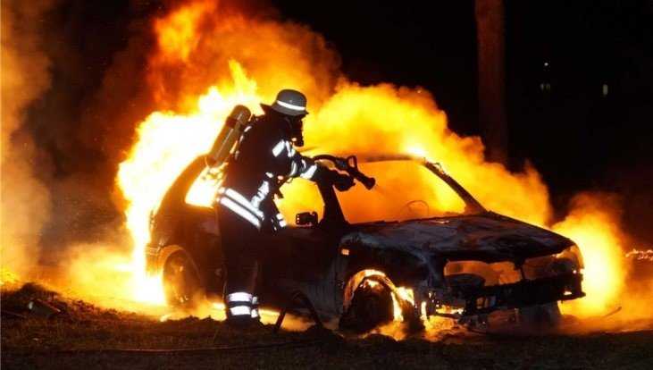 В Навле Брянской области ночью сгорел легковой автомобиль