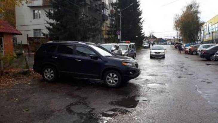 В Брянске автомобиль без водителя покалечил 89-летнюю пенсионерку
