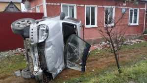 В Брянске Chevrolet столкнулся с Nissan и врезался в жилой дом
