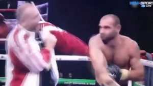 В сети появилось видео драки рассвирепевшего боксера со своим тренером