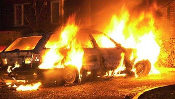 В Карачеве ночью сгорел автомобиль