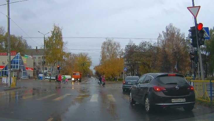 В Брянске сняли видео проезда на красный свет двух иномарок