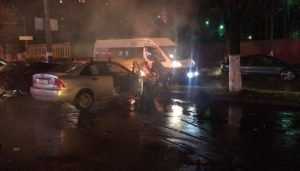 В центре Брянска после столкновения загорелись автомобили