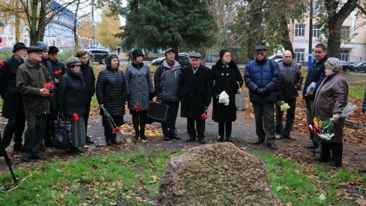 В сквере Брянска почтили память жертв политических репрессий