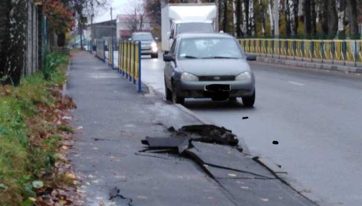 В Брянске на улице Урицкого грузовики разломали тротуар