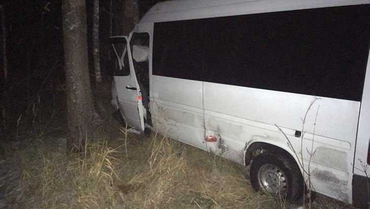 Брянский автобус попал в серьезную аварию в Тверской области