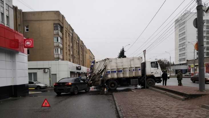 В Брянске на проспекте Ленина легковушка угодила под мусоровоз