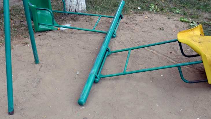 В Брянске сняли видео уничтожения детских качелей во дворе