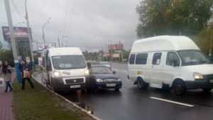 В Брянске у гипермаркета «Линия» столкнулись Chevrolet и маршрутка №47