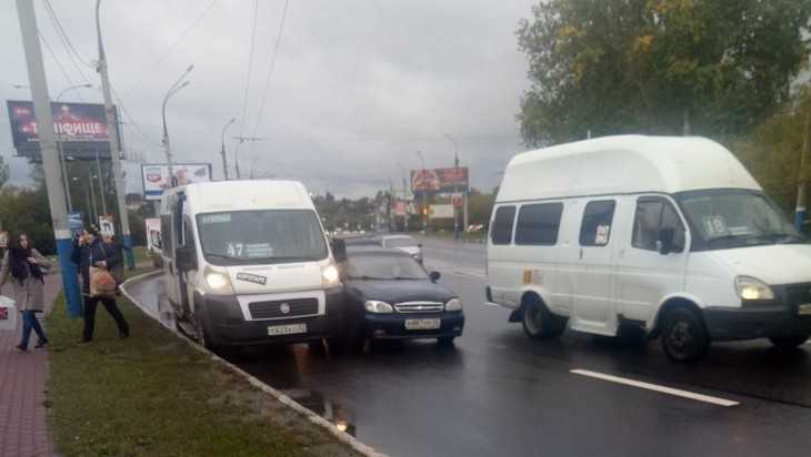 В Брянске у гипермаркета «Линия» столкнулись Chevrolet и маршрутка №47