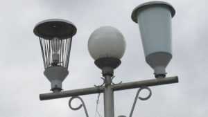 В парке Новозыбкова вредитель разбил антивандальный светильник