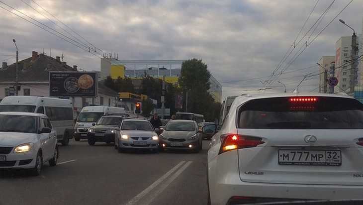 В центре Брянска образовалась огромная пробка из-за ДТП у автовокзала