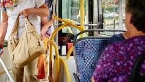 В Брянске пассажирка автобуса сломала бедро при резком торможении