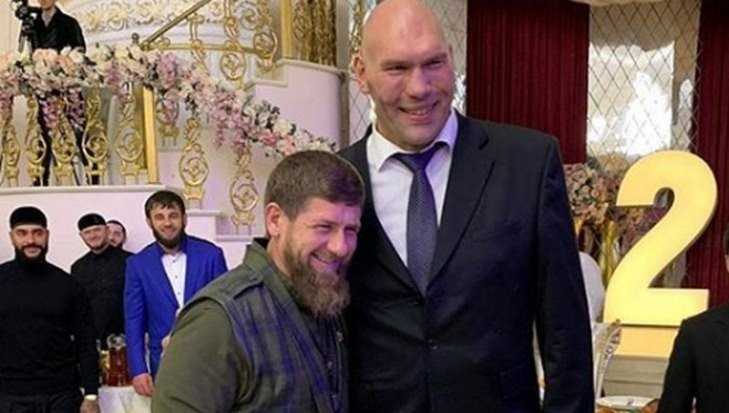 Валуев подарил Кадырову портрет главы Чечни из дятьковского хрусталя