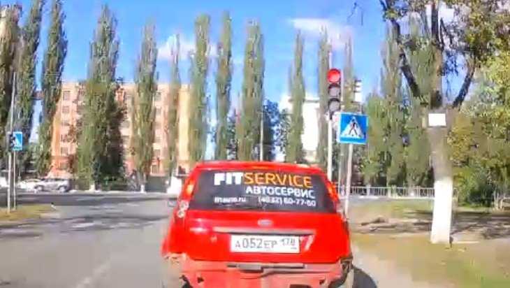 В Брянске сняли видео проезда на «красный» машины автосервиса