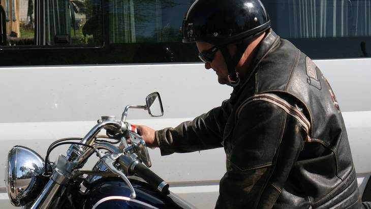 Под Брянском при неудачном торможении разбился 65-летний мотоциклист
