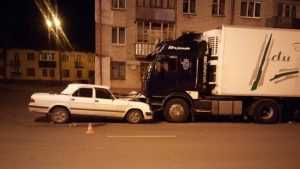 В Брянске водитель «Волги» врезался в фуру – двое ранены
