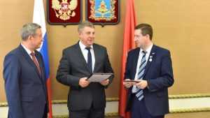 Брянского учителя Юрия Клюева поздравил губернатор Богомаз