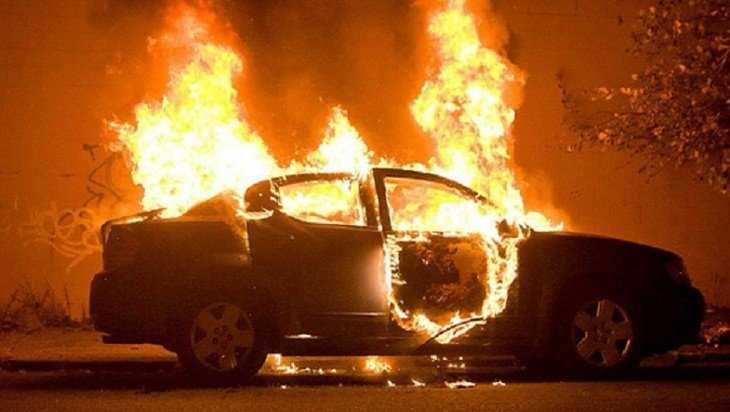 В Брянске ночью на улице Гоголя сгорел автомобиль