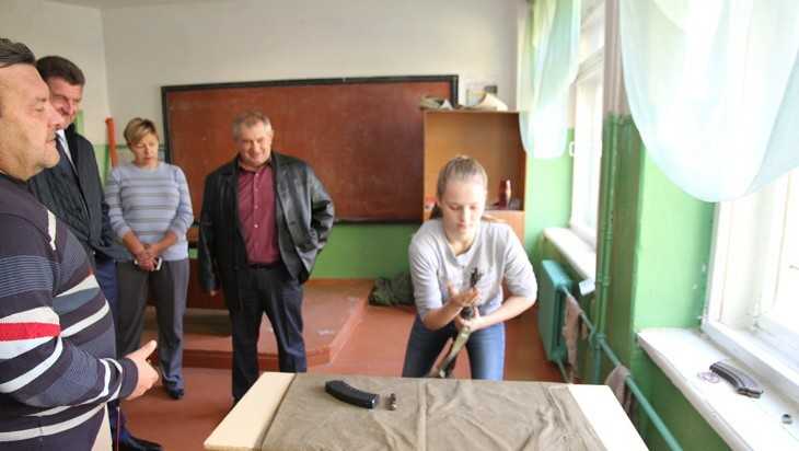 Брянская школьница собрала автомат быстрее чеченцев