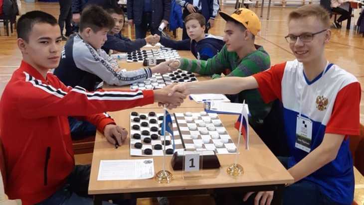 Брянский школьник завоевал «серебро» на первенстве мира по шашкам