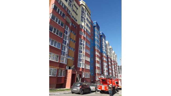 Появилось видео тушения пожара в высотке на улице Костычева в Брянске