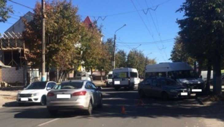 В Брянске маршрутка № 99 протаранила Renault – ранена пенсионерка