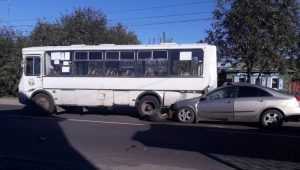 В Новозыбкове водитель Nissan врезался в автобус и сломал себе нос