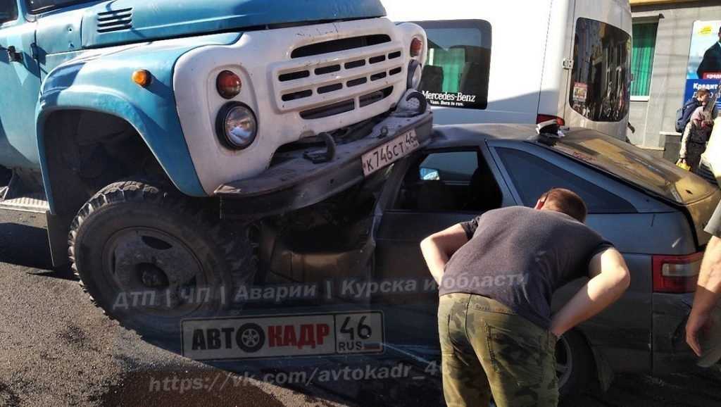 Видеорегистратор запечатлел жуткую аварию в центре Курска