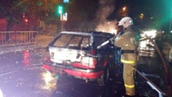 Один из двух сгоревших автомобилей в Брянске попал на видео