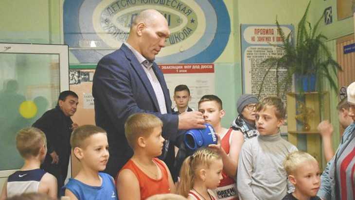 Депутат Николай Валуев подарит три ринга брянским боксерам