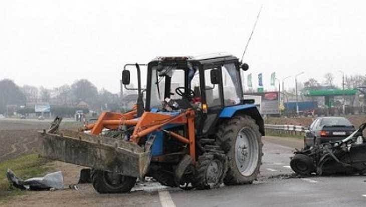 В Брянской области при столкновении легковушки и трактора погибли двое