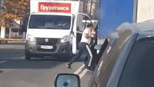 В Брянске сняли видео жестокой драки маршрутчика и водителя грузовика