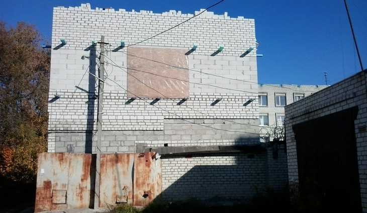 Около полиции Брянского района построили странный архитектурный объект