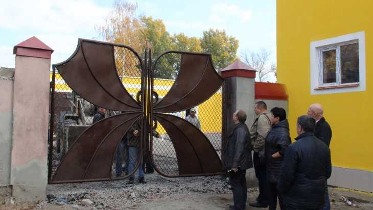 В Брянске установили новые ворота‍ на входе в театр кукол