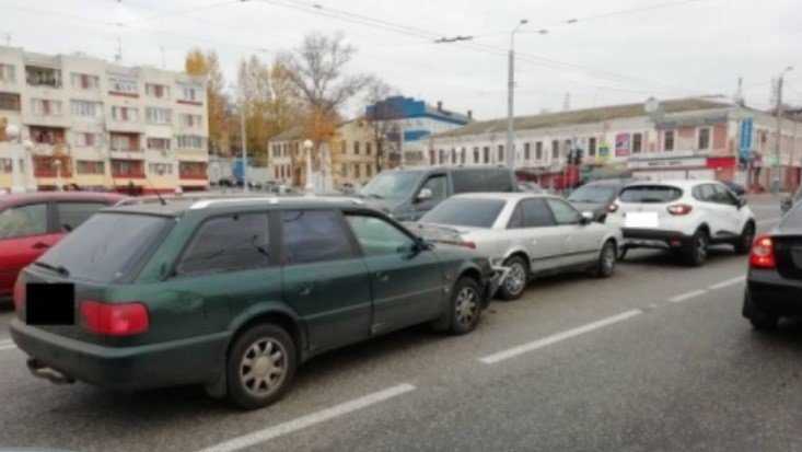В Брянске 53-летний водитель Audi скончался за рулем после ДТП