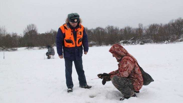 В Клинцовском районе рыбак провалился под лёд и погиб